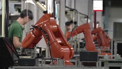 Industriële robots stellen bevestigingsmiddelen en andere ondernemingen in st...