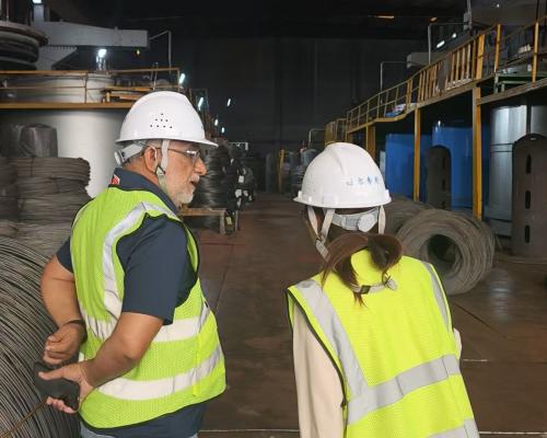 Pakistaanse klanten bezoeken Aotian voor inspectie en uitwisseling en tekenen...